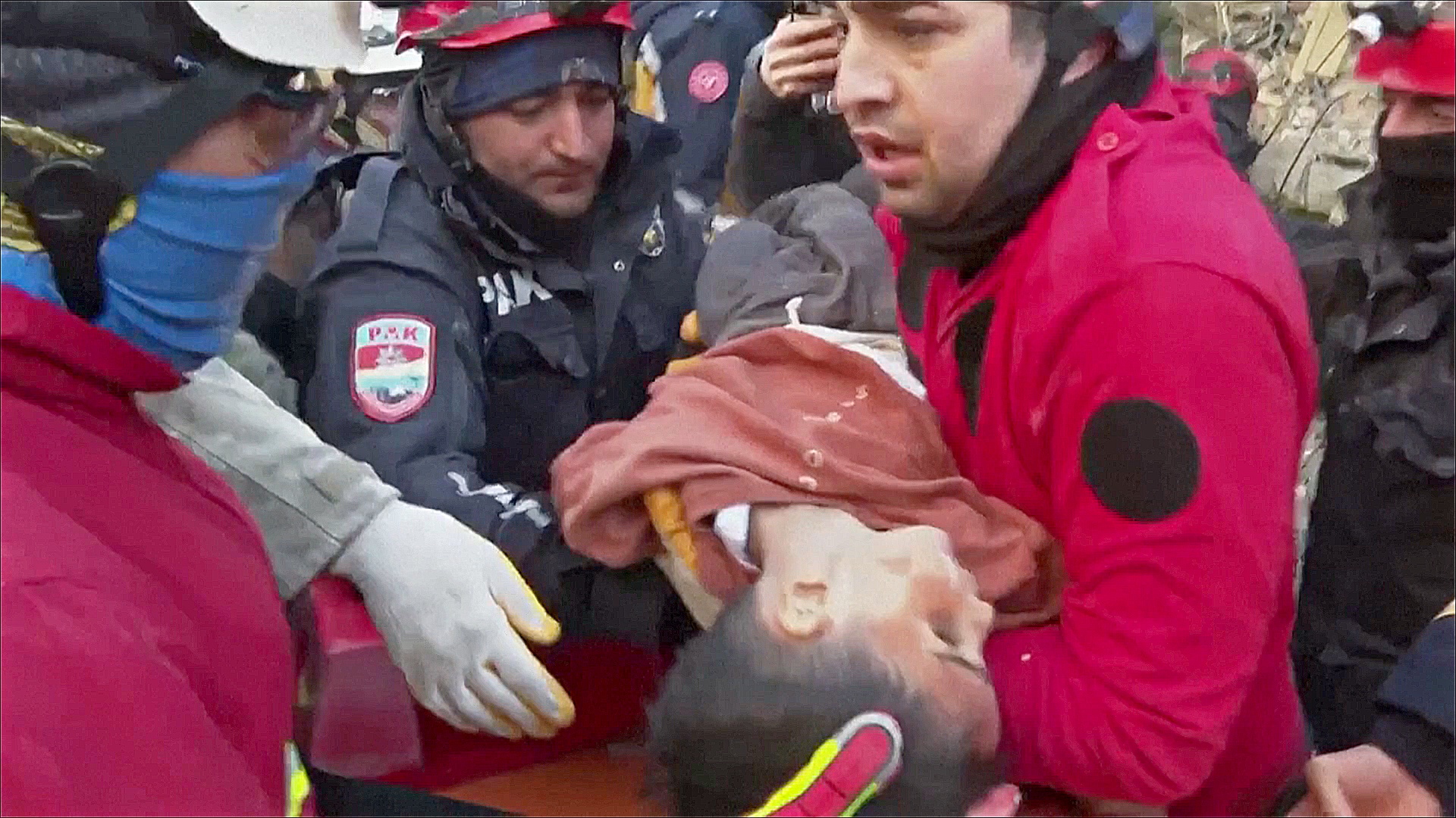 Спустя неделю под завалами в Турции находят выживших, но надежды всё меньше