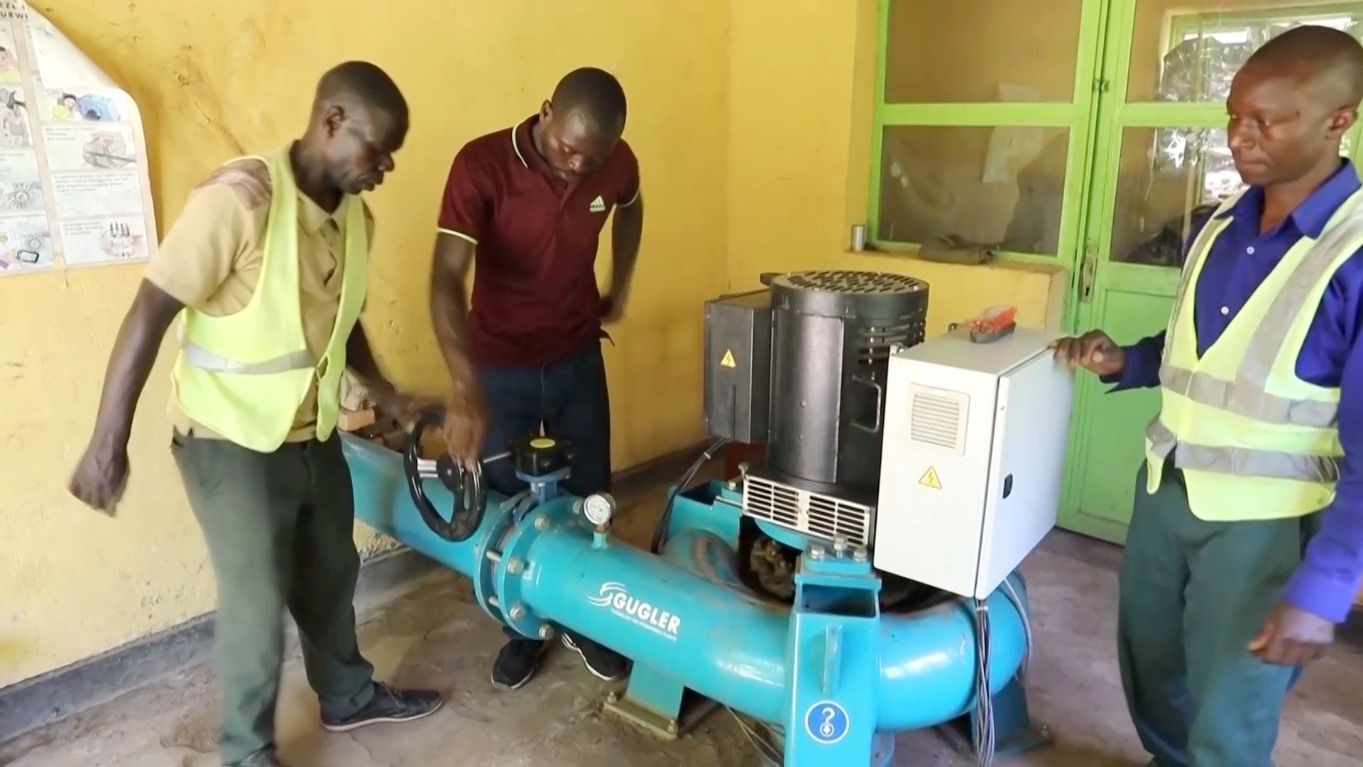 Руандиец построил в своей деревне мини-гидроэлектростанцию