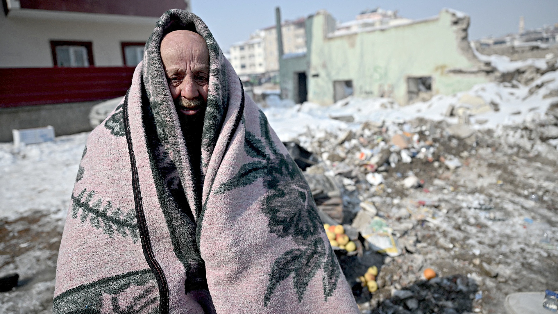 «Мы замерзаем»: турки и сирийцы спят на улицах и просят построить крепкие дома