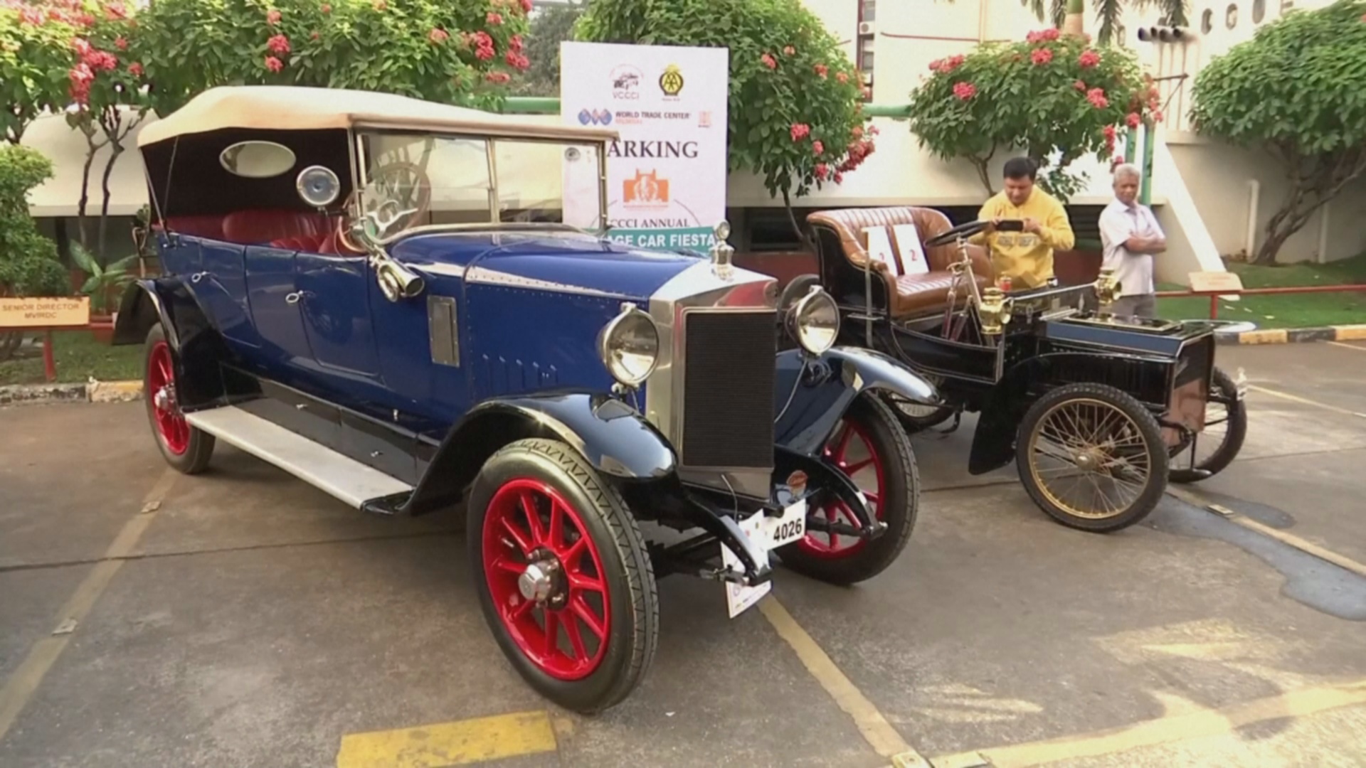 180 винтажных авто с шиком проехали по Мумбаи