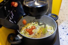 Высокие технологии на кухне: роботы-повара готовят в ресторане в Хорватии