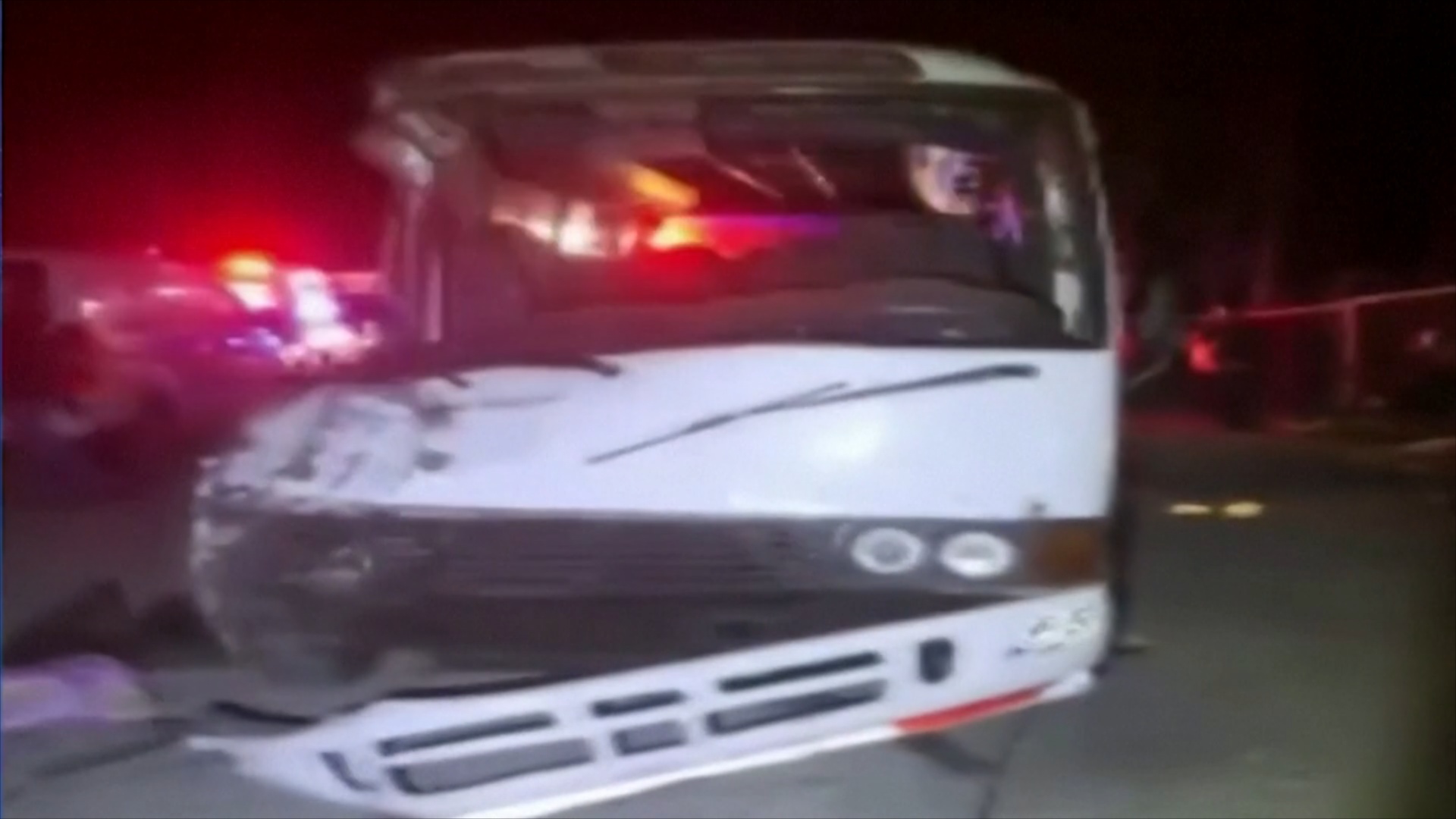 Автобус с мигрантами упал с обрыва в Панаме: 39 погибших