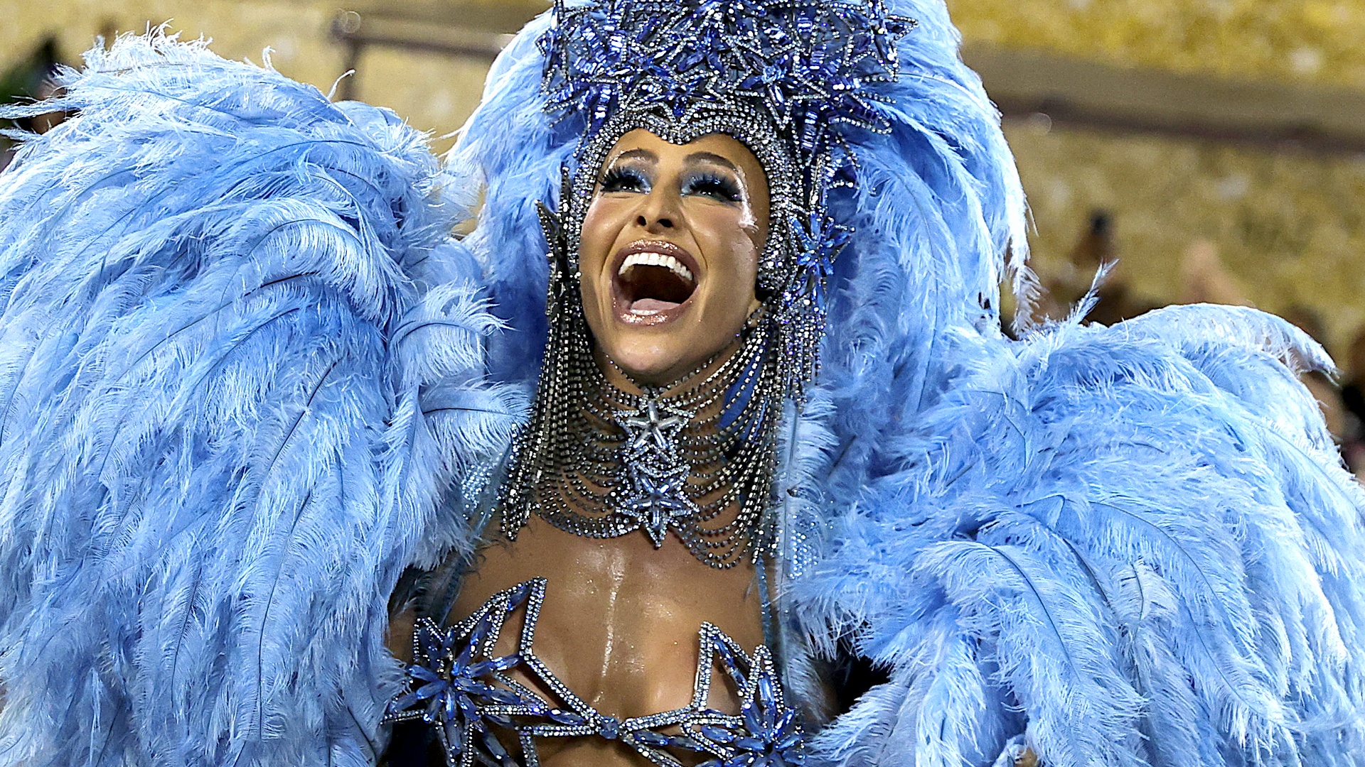 В Бразилии начинается знаменитый карнавал: как школы самбы готовились к празднику