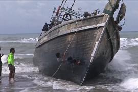 Лодка с 70-ю мусульманами-рохинджа прибыла на пляж Индонезии