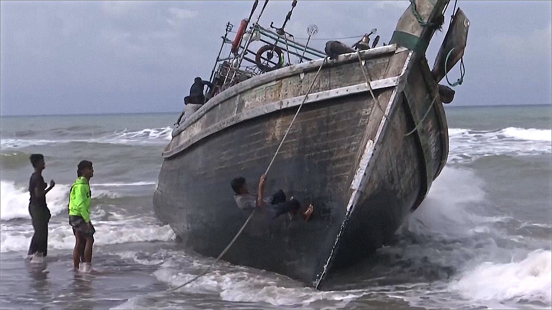 Лодка с 70-ю мусульманами-рохинджа прибыла на пляж Индонезии