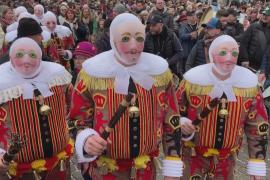 Страусиные перья и летающие апельсины: в бельгийский Бенш вернулся весёлый карнавал