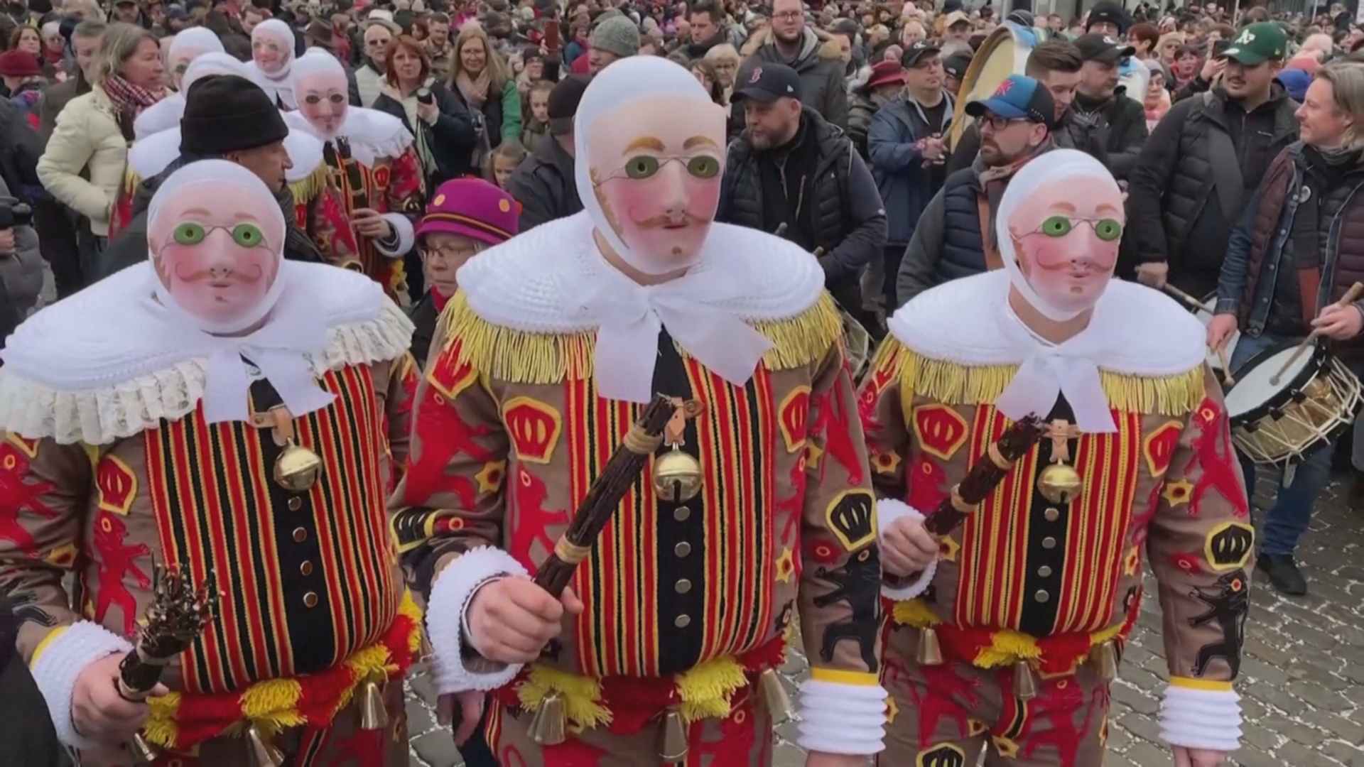 Страусиные перья и летающие апельсины: в бельгийский Бенш вернулся весёлый карнавал