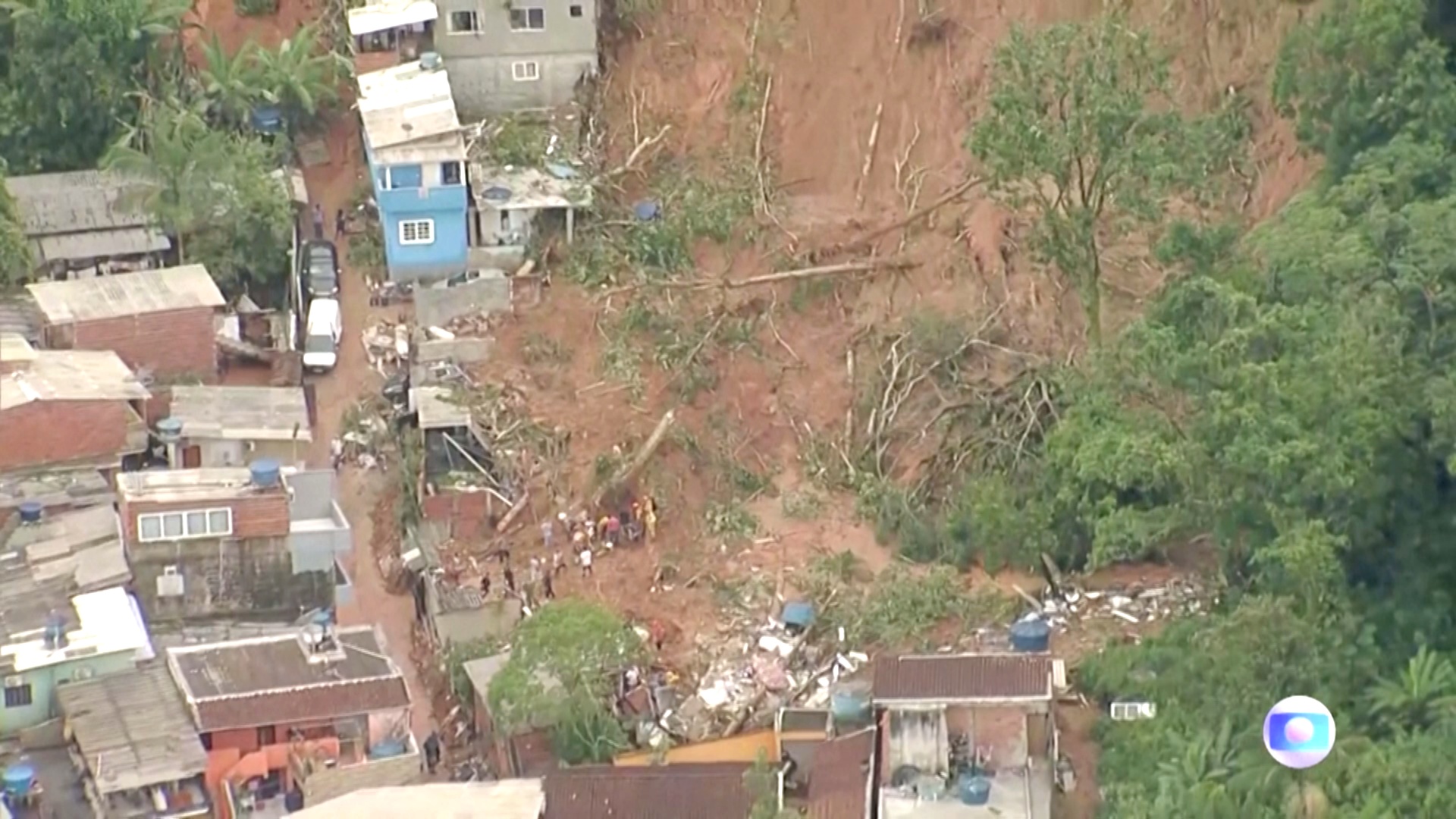 В Бразилии оползень сошёл на побережье, завалив дома