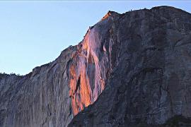 Водопад парка Йосемити на короткое время в году окрашивается в цвет огня