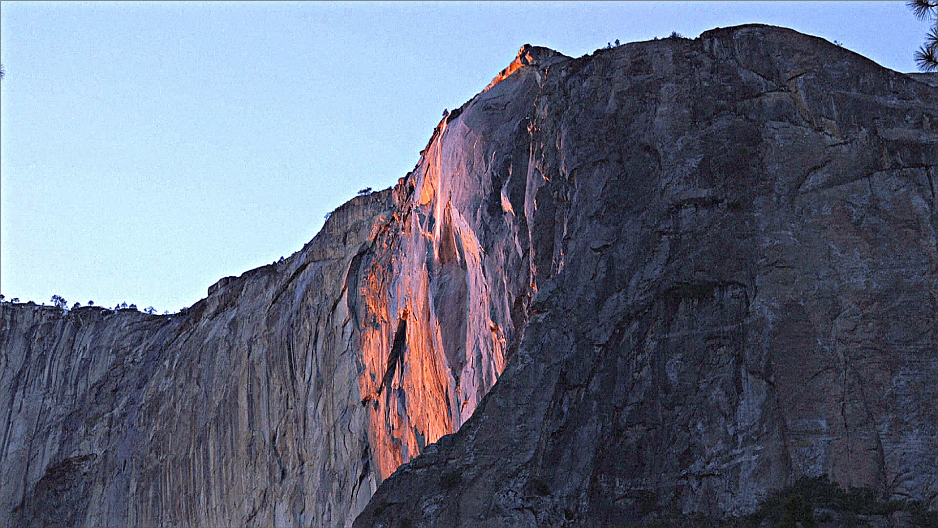 Водопад парка Йосемити на короткое время в году окрашивается в цвет огня