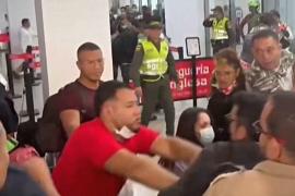 Пассажиры устраивают бунты в аэропортах Колумбии из-за отмены рейсов