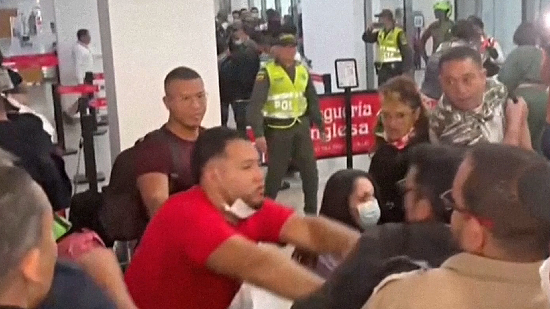 Пассажиры устраивают бунты в аэропортах Колумбии из-за отмены рейсов
