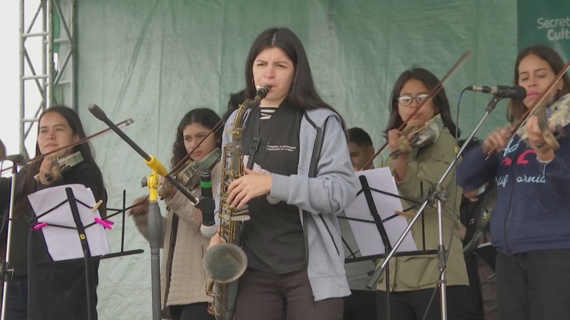 Музыканты сыграли на инструментах из мусора рядом со свалкой в Боливии
