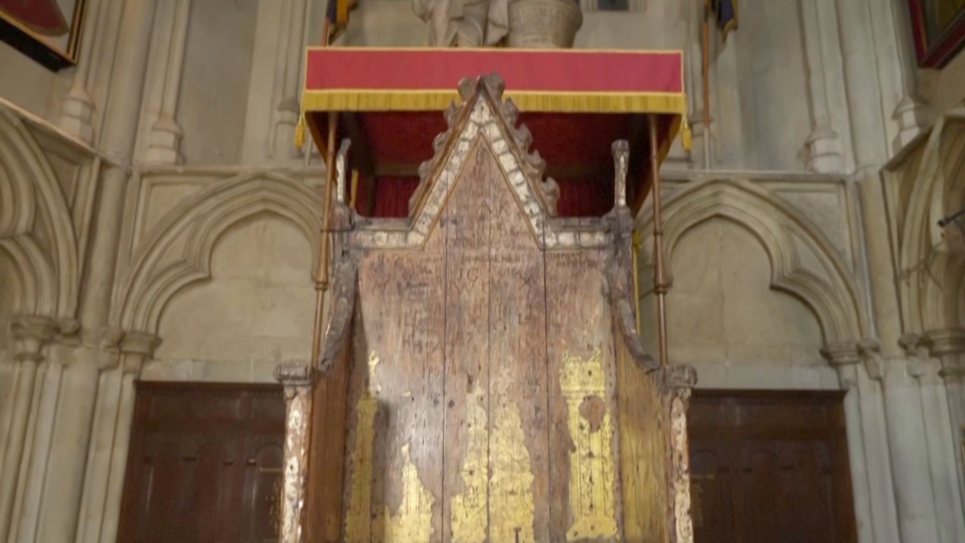 В преддверии коронации Карла III реставрируют 700-летнее кресло Эдуарда I