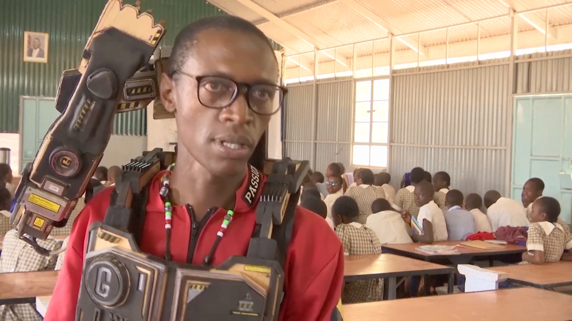 Два кенийца делают гаджеты из отходов и вдохновляют детей стать инженерами