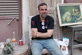 Продавец антиквариата в турецком Хатае пытается вернуться к нормальной жизни