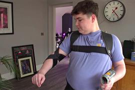Мальчик с миодистрофией тестирует умный костюм для подвижности рук