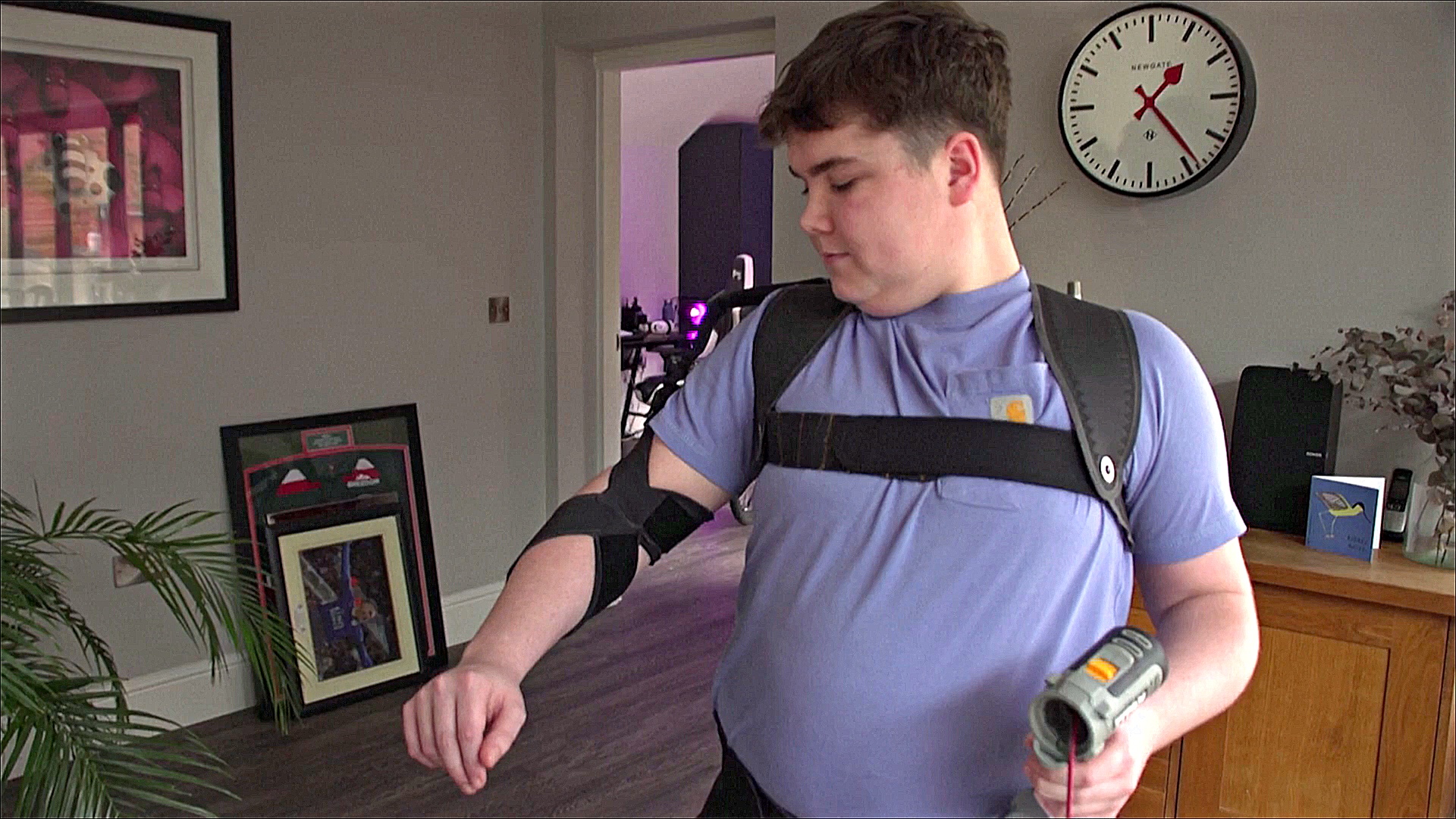 Мальчик с миодистрофией тестирует умный костюм для подвижности рук