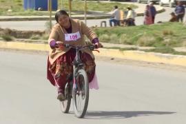 Чолиты в юбках промчались на велосипедах по боливийскому Эль-Альто