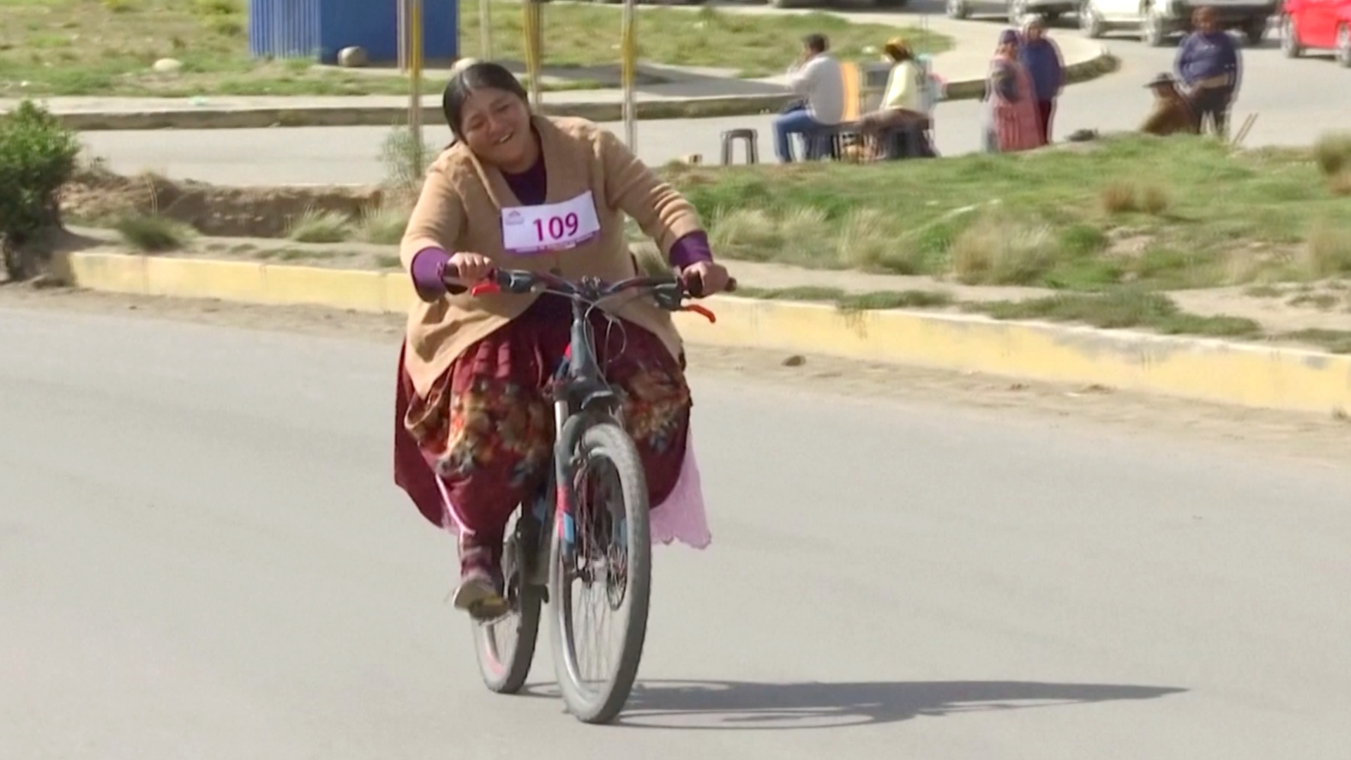 Чолиты в юбках промчались на велосипедах по боливийскому Эль-Альто