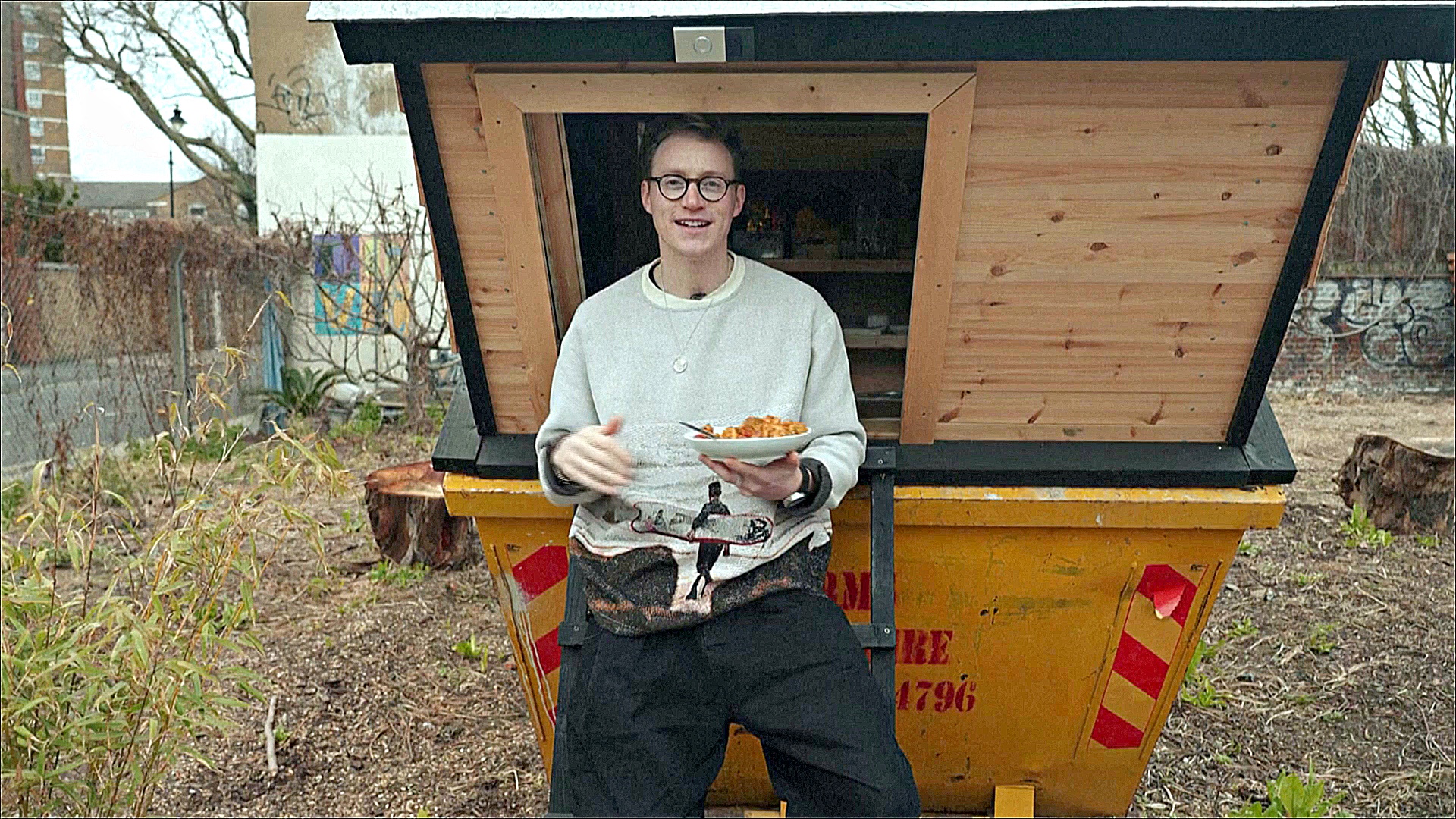 Британец построил дом в мусорном баке в знак протеста против заоблачных цен