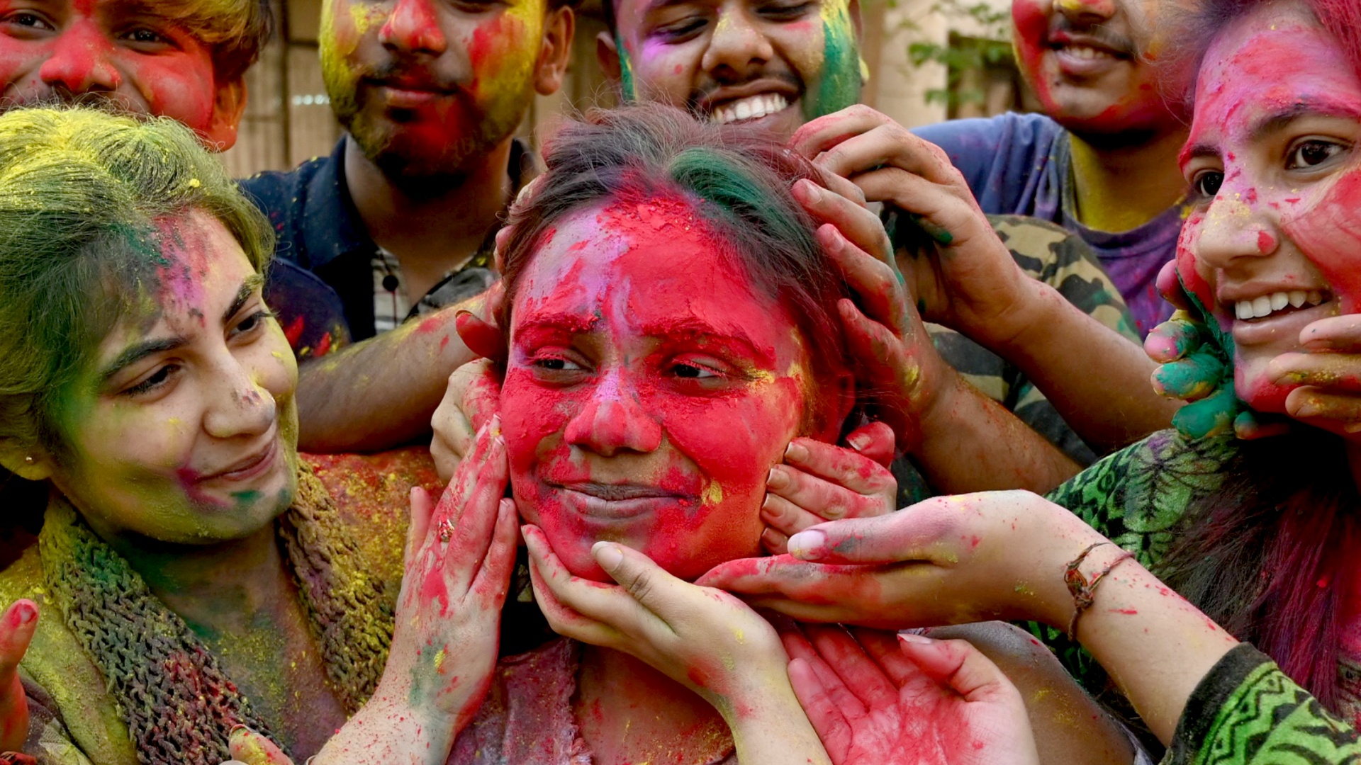 Яркие краски и смех: в Индии и Непале празднуют «Холи»