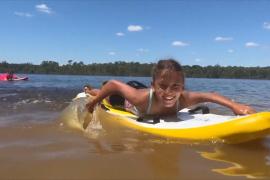 Австралийских детей учат навыкам спасения утопающих