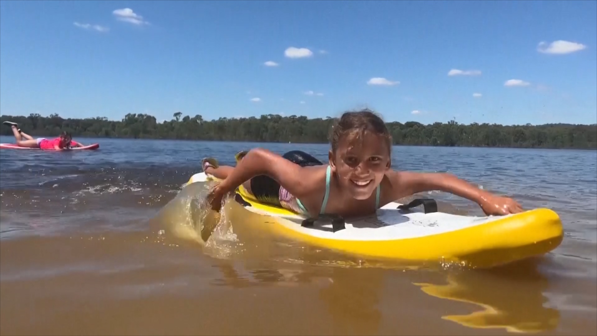 Австралийских детей учат навыкам спасения утопающих