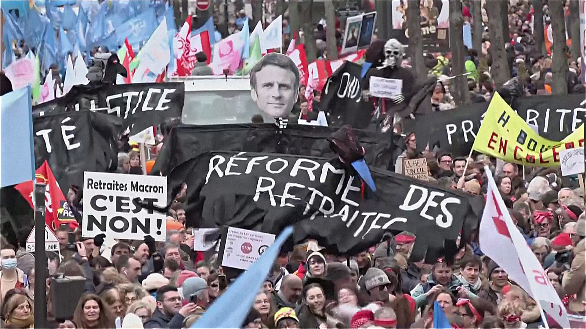 Тысячи французов снова протестуют против пенсионной реформы
