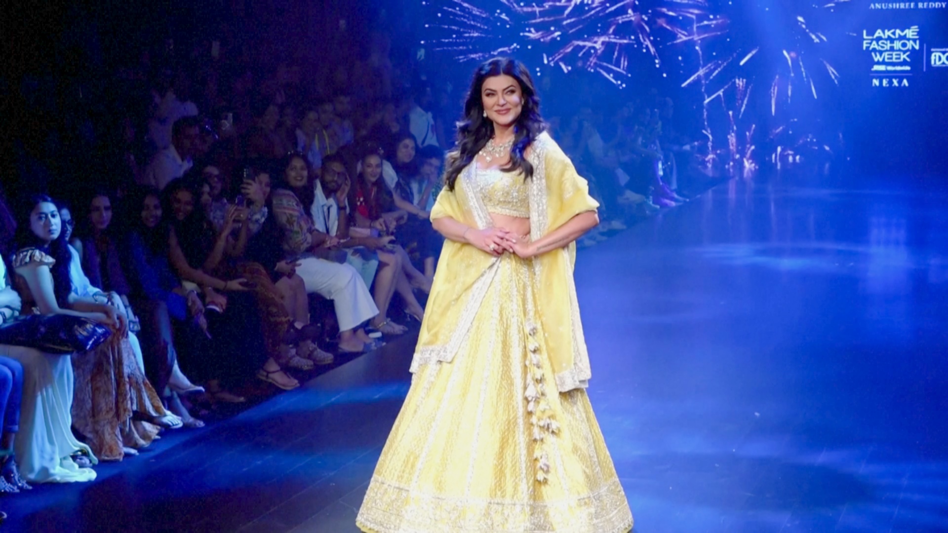 Бывшая «Мисс Вселенная» блистает на Неделе моды Lakme в Мумбаи