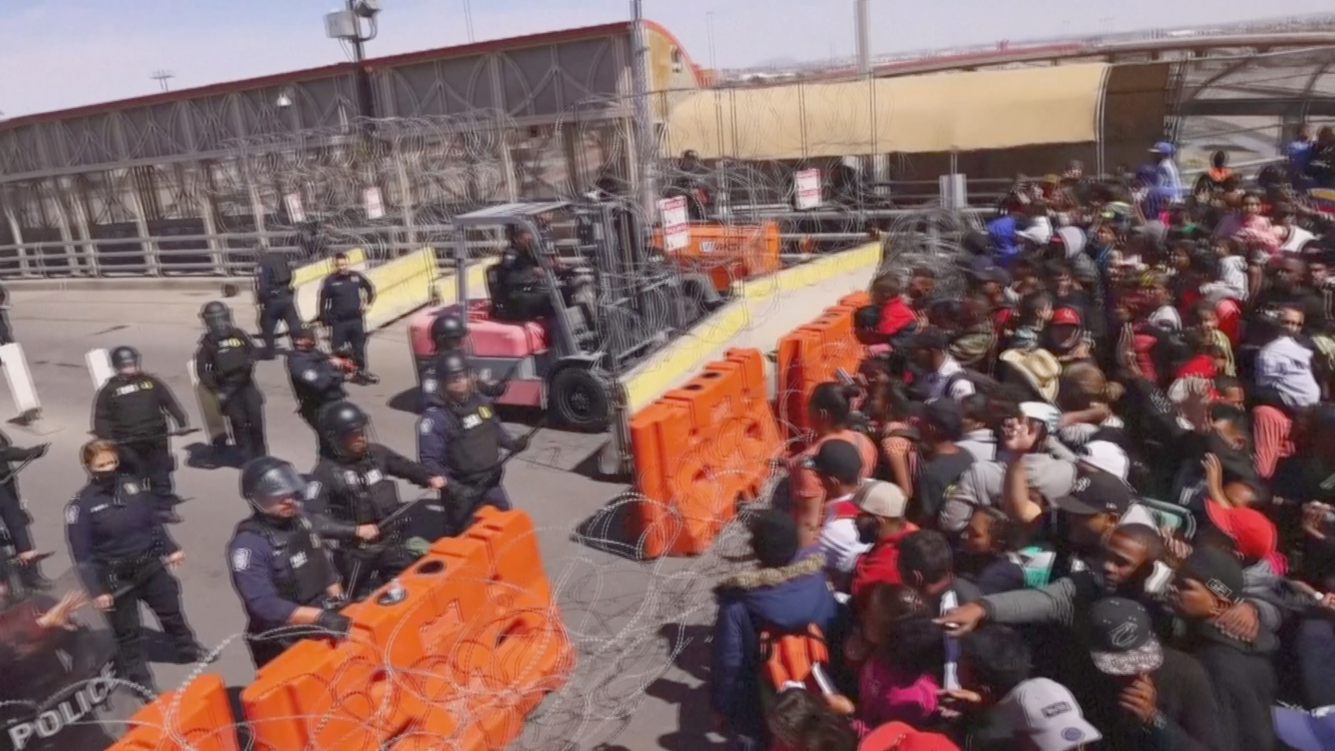 Сотни мигрантов атаковали границу, пытаясь прорваться в США