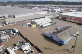 Жители затопленного городка в Калифорнии просят помощи