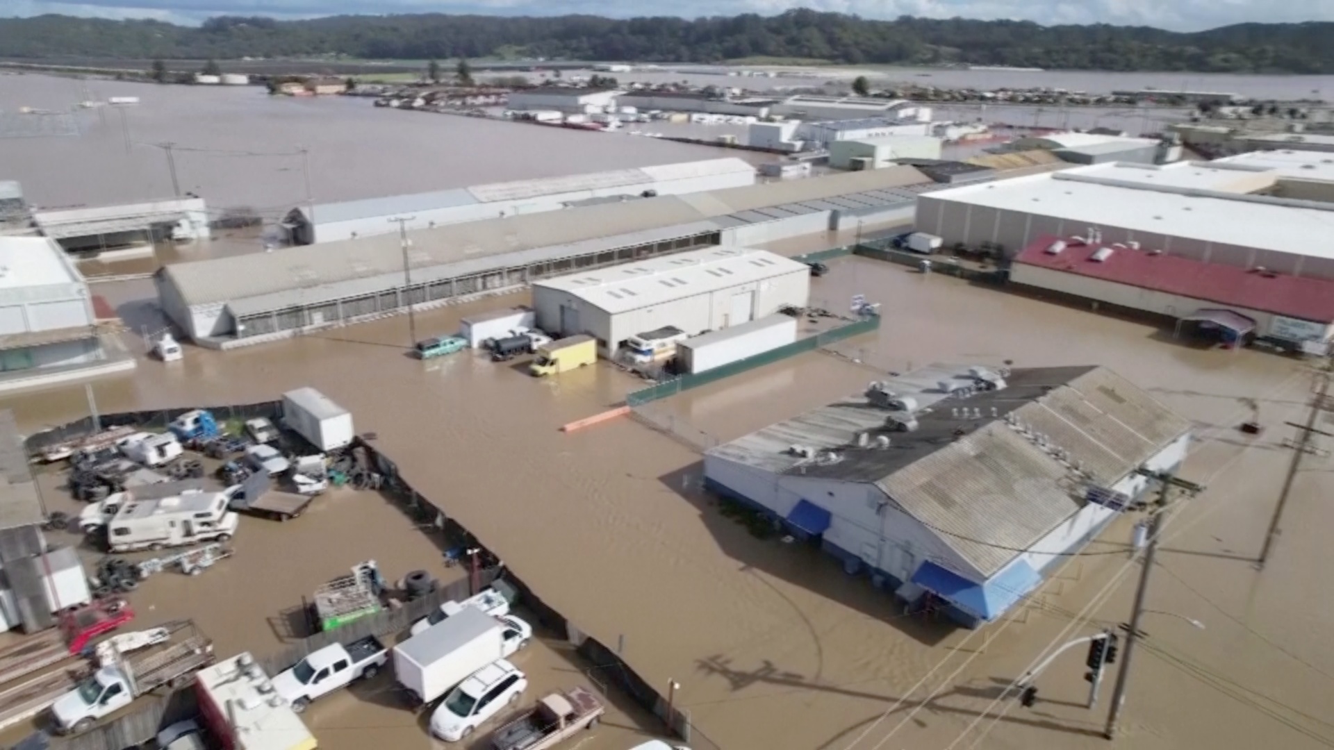 Жители затопленного городка в Калифорнии просят помощи