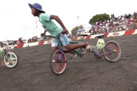 В ЮАР подростки дрифтуют на велосипедах перед зрителями