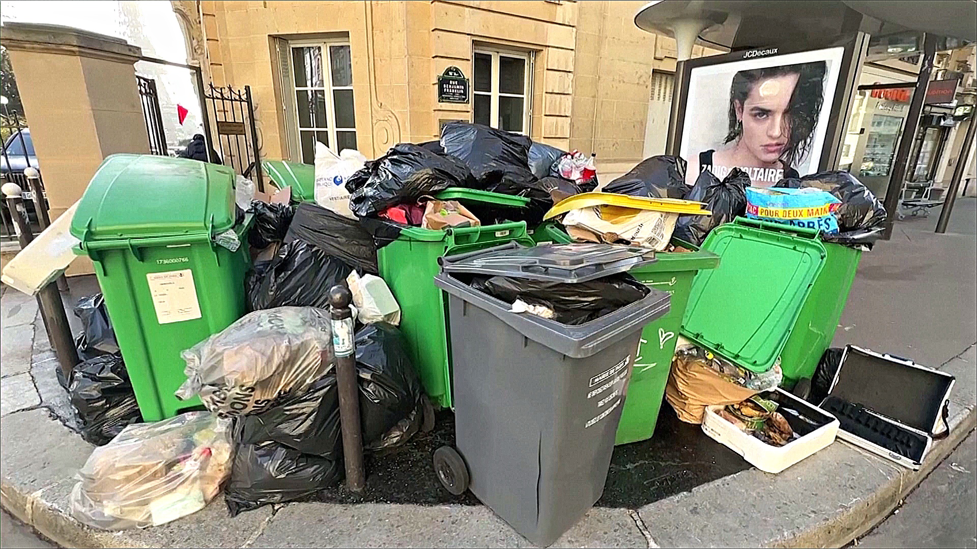 Париж утопает в мусоре из-за забастовки коммунальных рабочих