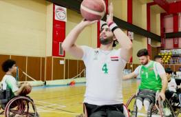 Иракский футболист потерял ноги из-за взрыва, но теперь играет в баскетбол