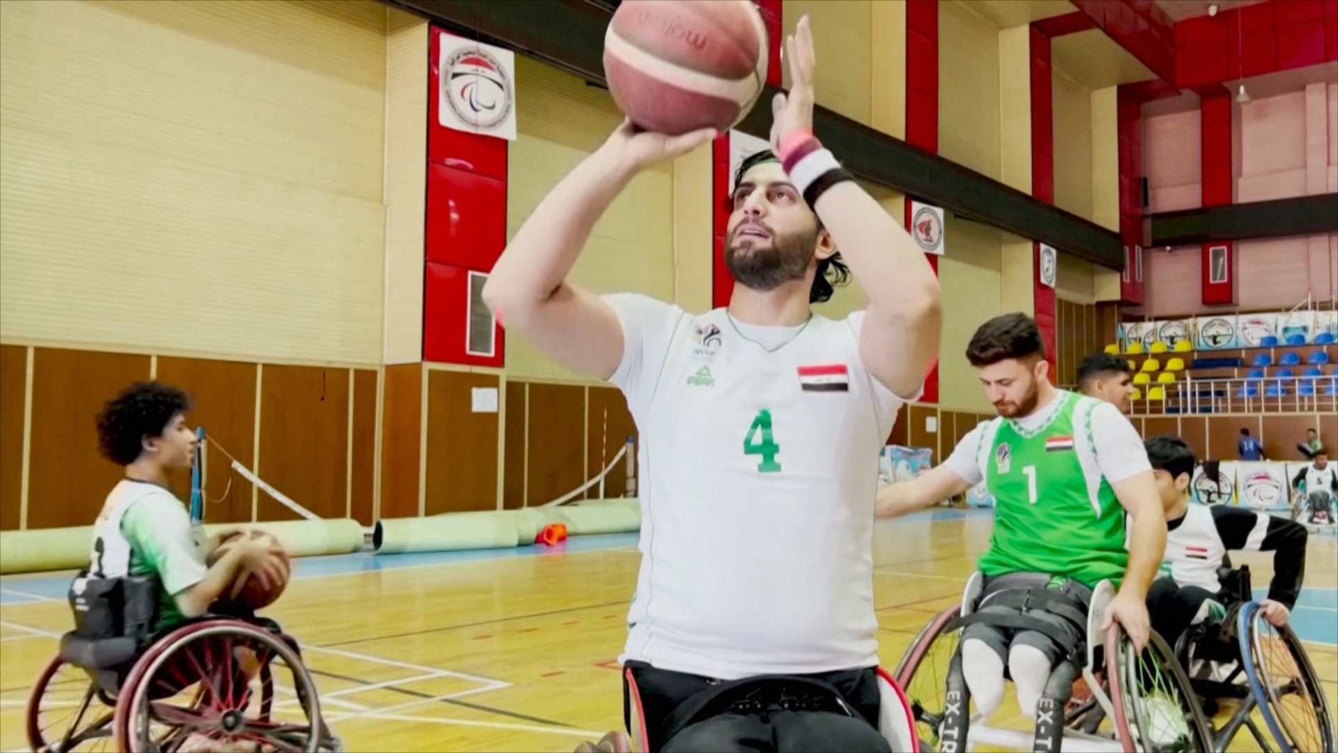Иракский футболист потерял ноги из-за взрыва, но теперь играет в баскетбол