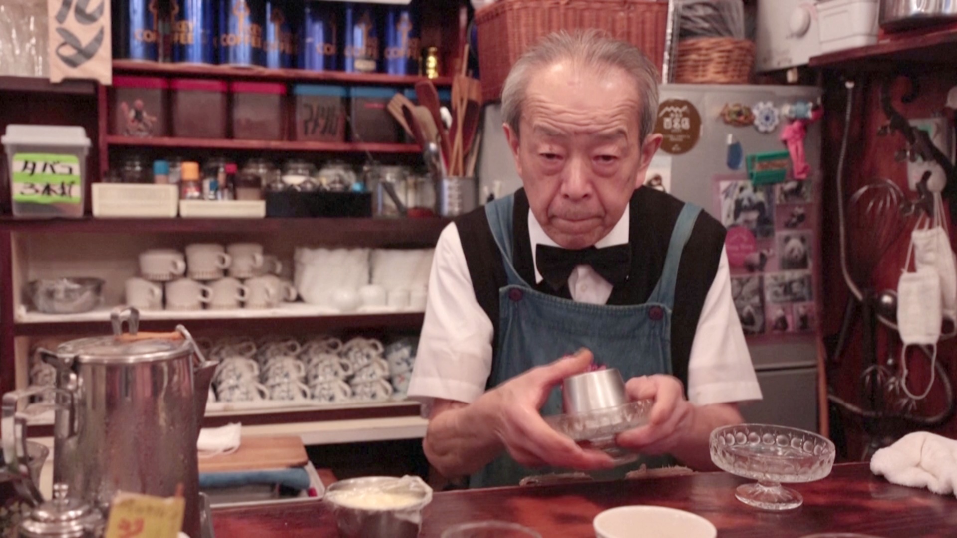 Пудинг с танцами: 80-летний японец и его кафе прославились в соцсетях