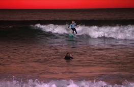 Австралийский сёрфер провёл на волнах более 30 часов и побил мировой рекорд