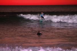 Австралийский сёрфер провёл на волнах более 30 часов и побил мировой рекорд