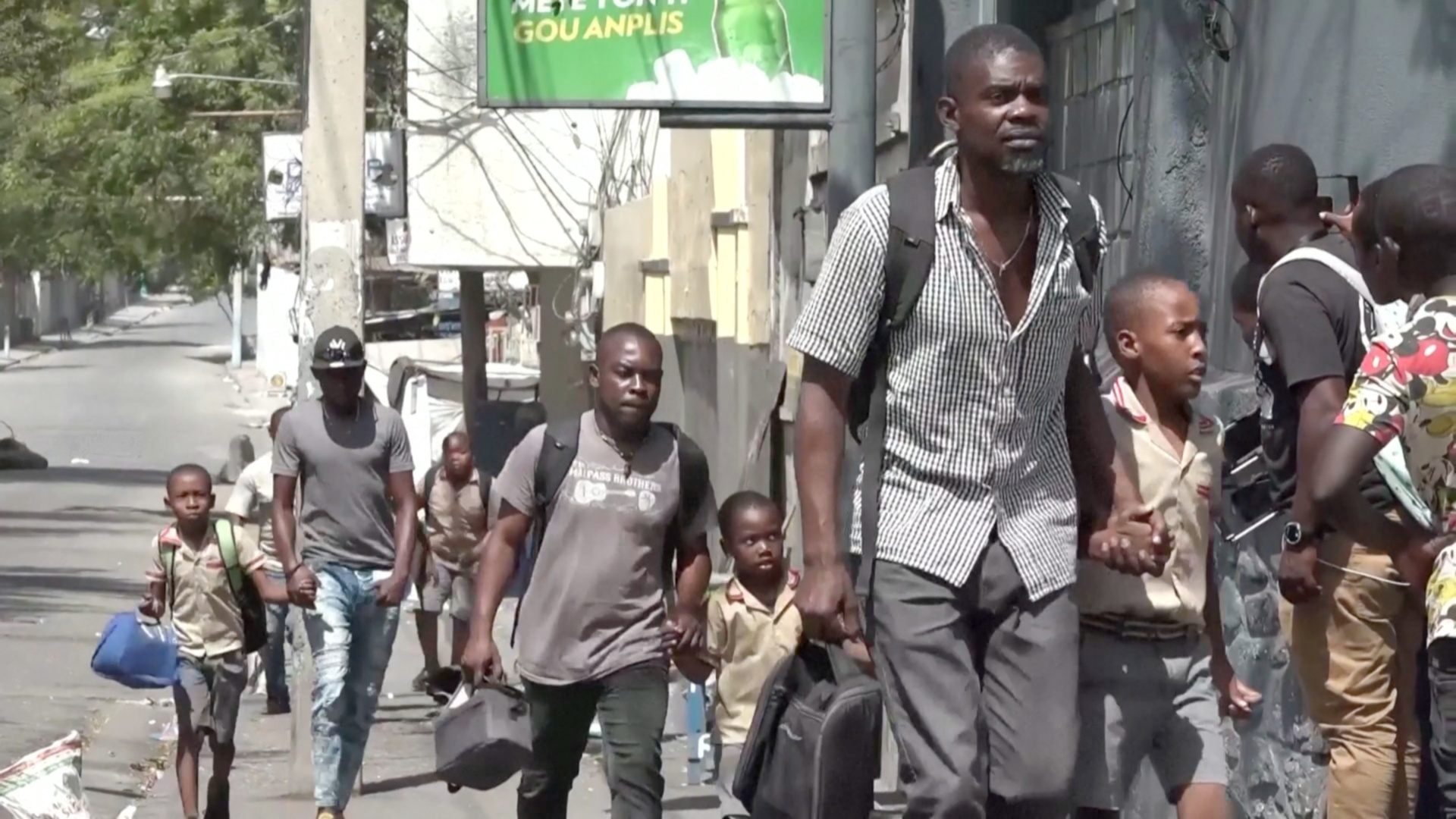 Гаитяне бегут из Порт-о-Пренса из-за вооружённых банд