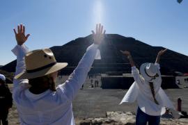 Сотни людей встретили рассвет среди руин Теотиуакана
