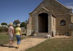 Дом на кладбище: австралийцы покупают пустующие церкви и в них живут