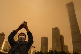 Пекин и ряд провинций Китая окутаны пылью от песчаных бурь