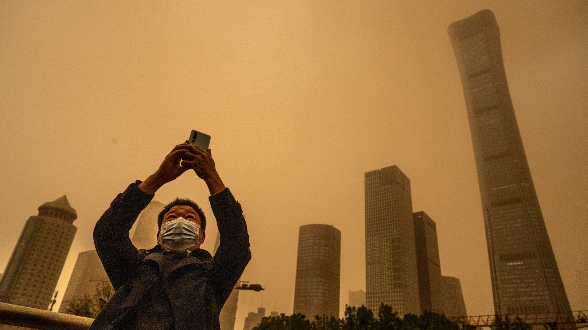 Пекин и ряд провинций Китая окутаны пылью от песчаных бурь