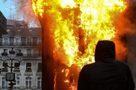 Мусор продолжает гореть на улицах Парижа