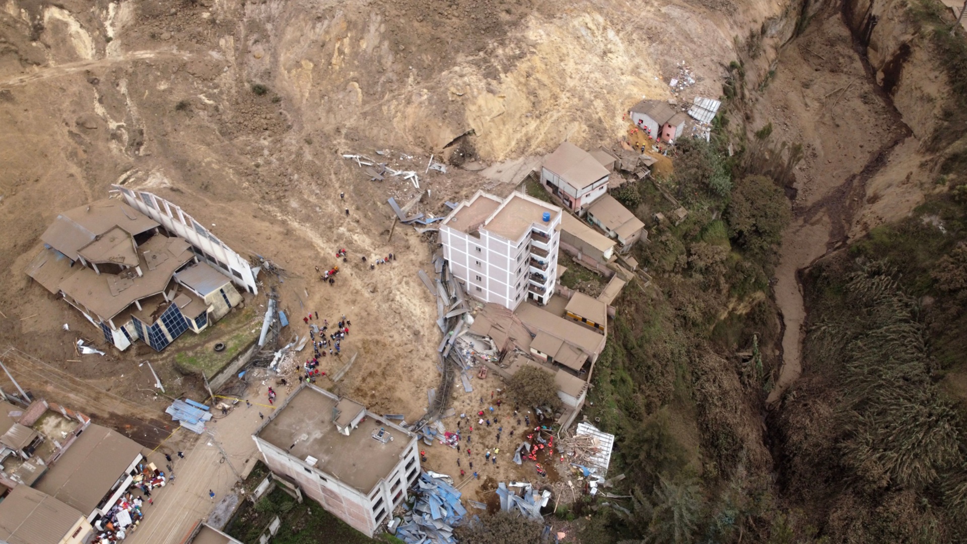 Не захотели эвакуироваться: оползень завалил жилые дома в Эквадоре
