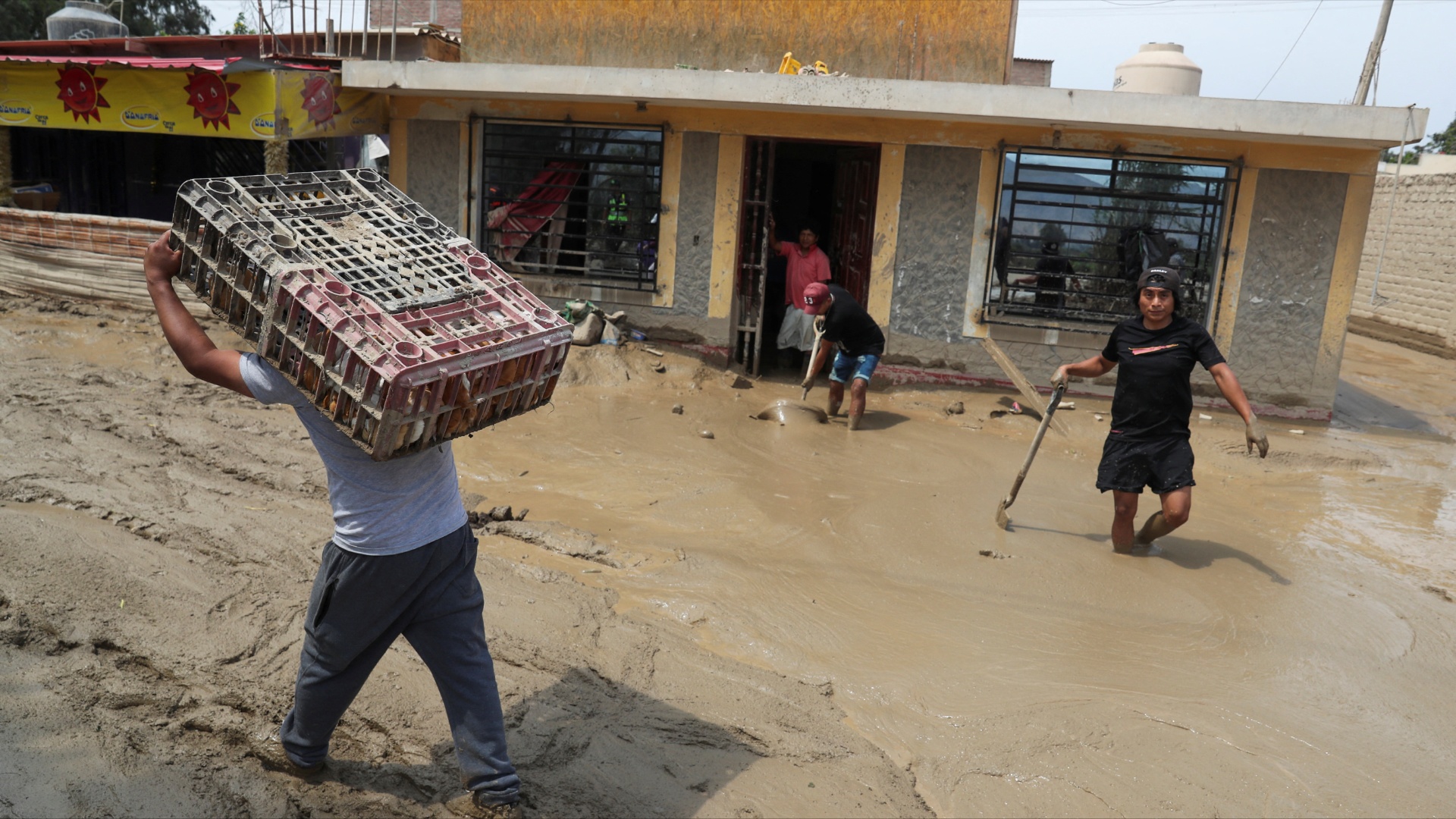 «Всё промокло»: перуанцы пытаются справиться с наводнениями