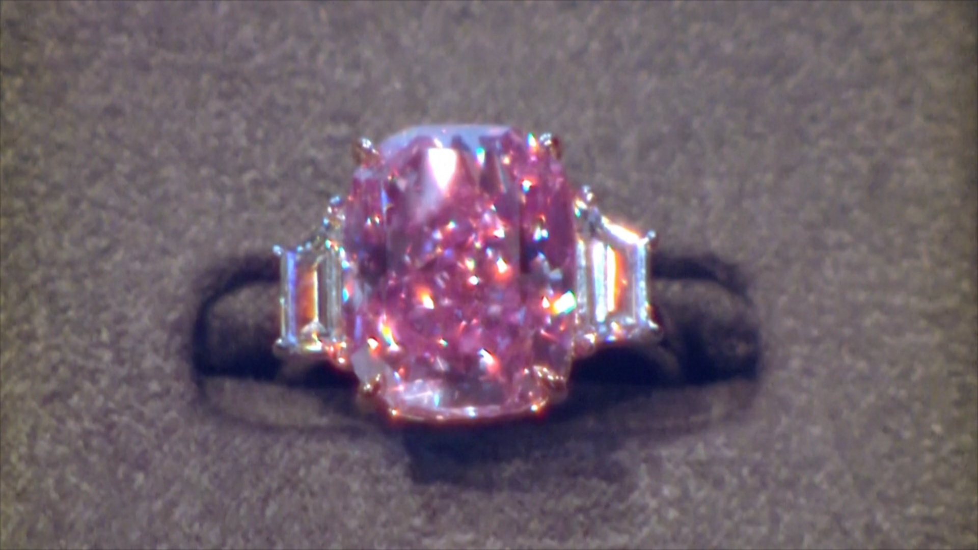 Более $35 млн может принести на аукционе бриллиант «Вечный розовый»