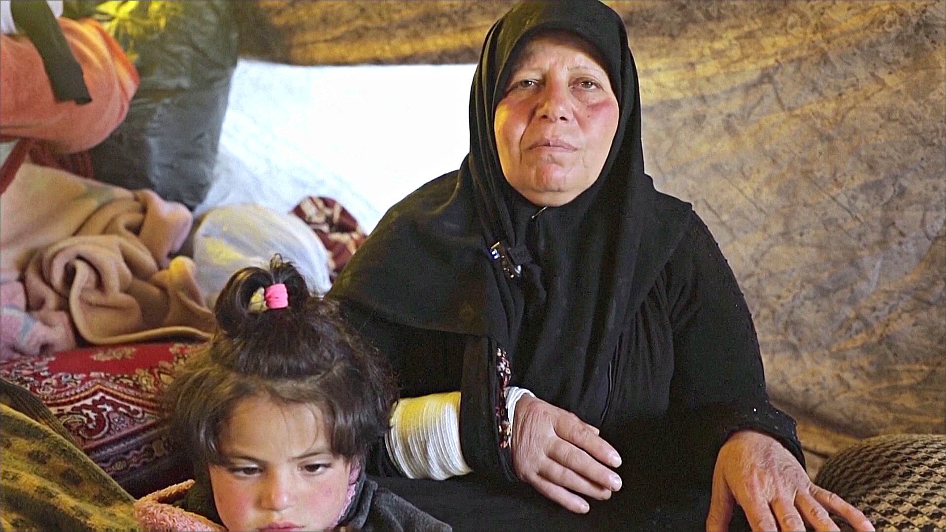 Выжившая после землетрясения сирийка живёт в палатке с шестью внуками